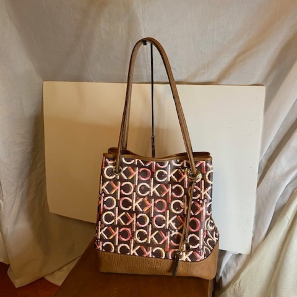 CALVIN KLEIN Gabrianna Signature Tote Bag In Brown Mult